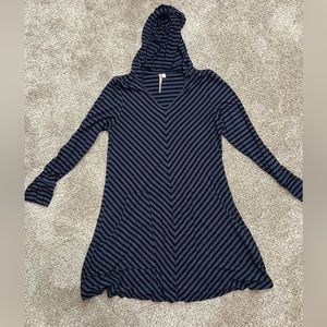 Comfy USA top • size small • like new • hooded long sleeve shirt